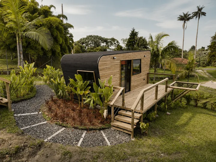 Casa prefabricada Modhaus en madera instalada en entorno natural